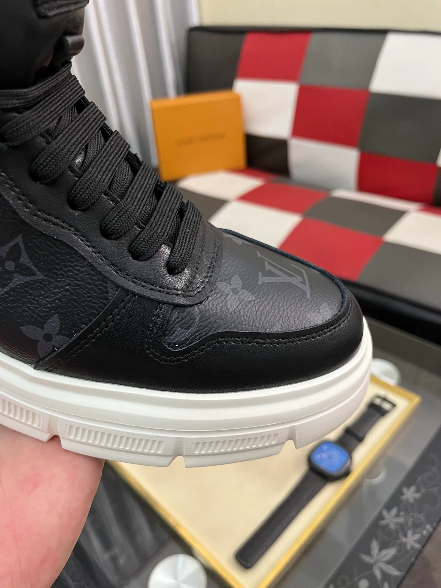 Men's shoes 💰420⌚️⌚️《Louis vuitton/LV Louis Vuitton》original quality.~ Unique modern style sneakers. 🏃A must-have casual shoe for trendy men😍😍 Original brand imported from Italy, imported original leather, cow lining (refuses to discolor and grind feet) Sole: Original sole specially provided by the original factory, French lazy style design Size: 38-442️⃣Colors available
